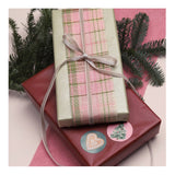 Kerstcadeaus afgewerkt met kerststickers, sfeerbeeld - Kadopapier.net