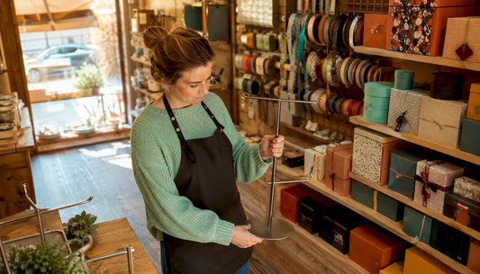 Eigenaar van cadeauwinkel kiest nieuwe presentatierekken uit voor de winkel