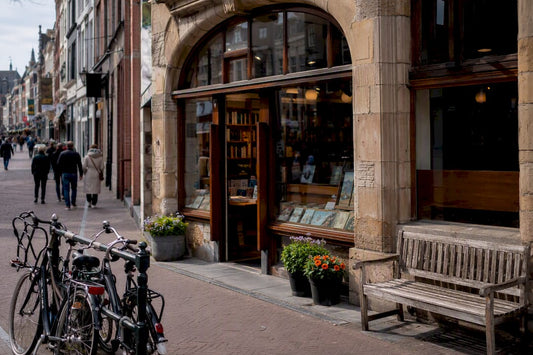 Hoofdingang van boekhandel Dekker v.d. Vegt