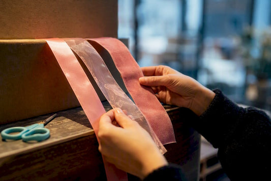 Roze linten vergelijken voor cadeaus of etalages