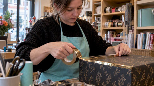 Metalen tape als randafwerking van een geschenkdoos voor een display
