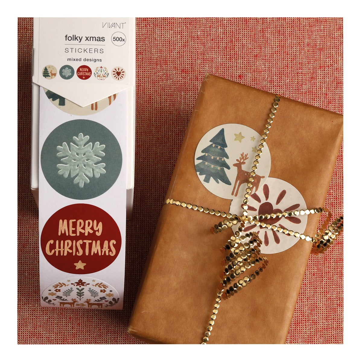 Kraft cadeau met Scandinavische kerststickers, sfeerbeeld - Kadopapier.net
