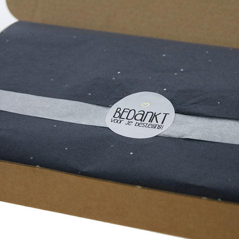 Brievenbus verzendkit zwart – 20x kraft brievenbusdoos 255x155x28 mm + wit & zwart gemstones-vloeipapier, zwart opvulpapier & witte bedankstickers