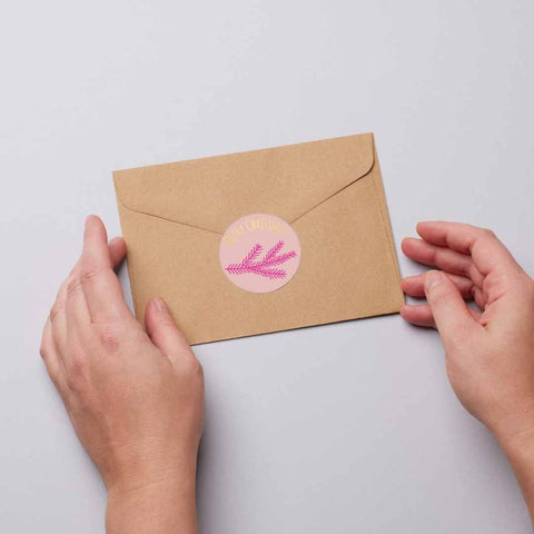 Merry Christmas etiket poederroze op een kraft envelop - Kadopapier.net